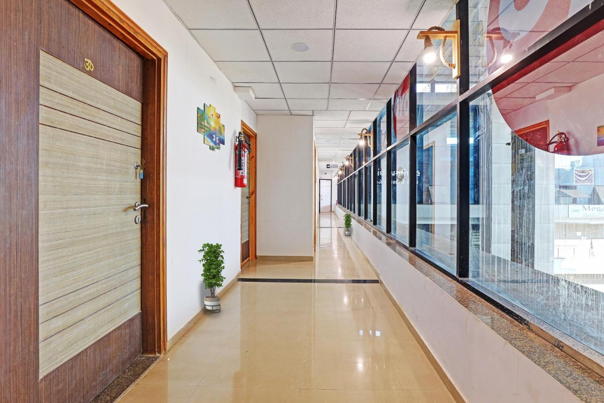 Hotel Silk, Premier Budget Friendly Luxury Hotel In Surat, Perfect For Families, Couples And Business Travelers Dış mekan fotoğraf