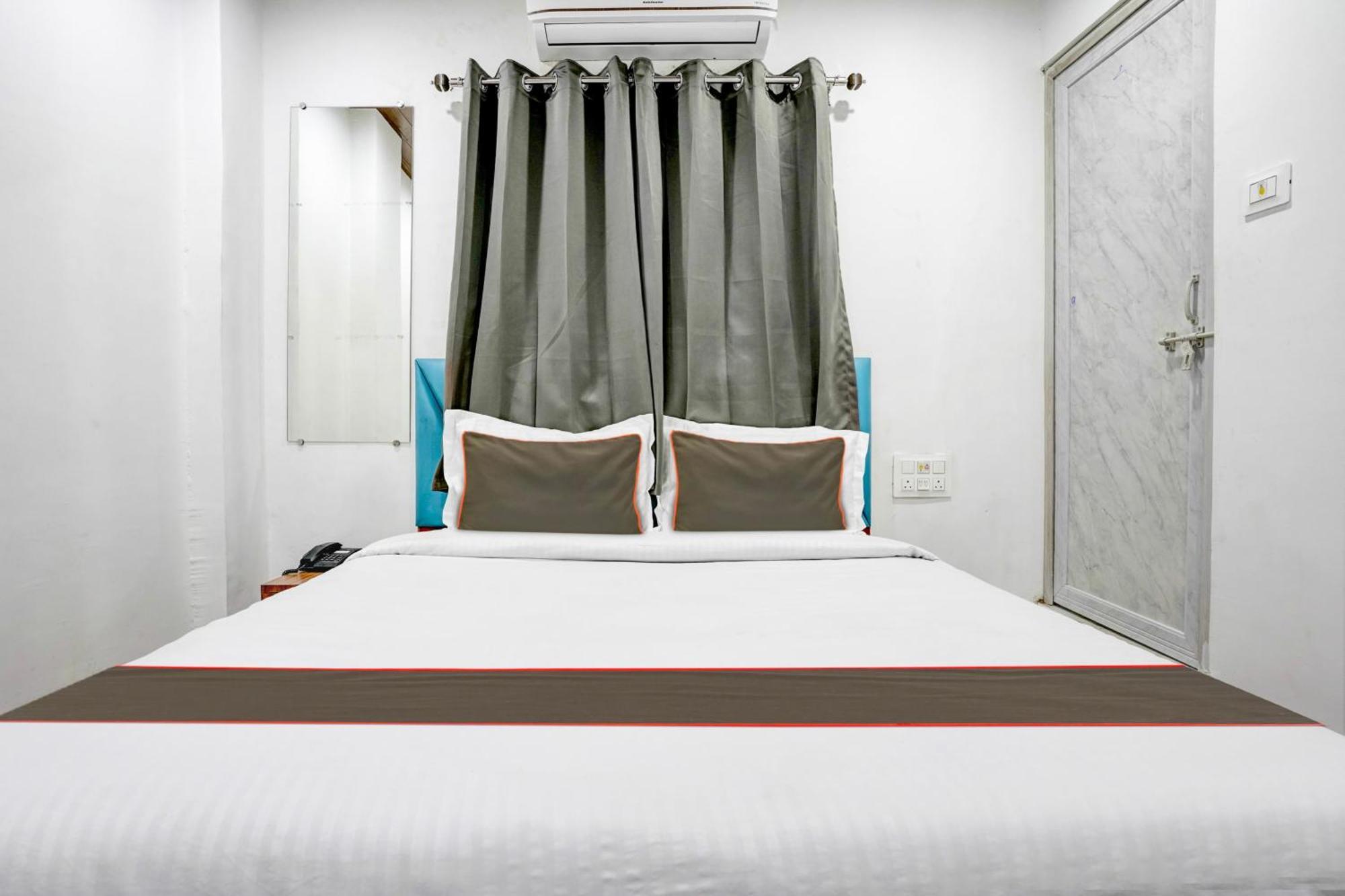 Hotel Silk, Premier Budget Friendly Luxury Hotel In Surat, Perfect For Families, Couples And Business Travelers Dış mekan fotoğraf