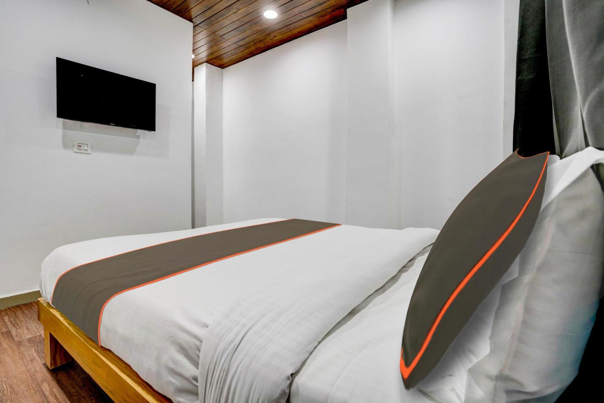 Hotel Silk, Premier Budget Friendly Luxury Hotel In Surat, Perfect For Families, Couples And Business Travelers Dış mekan fotoğraf